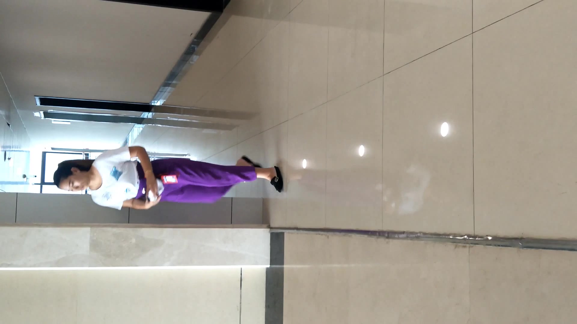 外站流出国内牛人潜入某大厦办公楼女厕偷拍出来故意搭讪拍脸