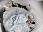 平头小青年貌似往大JJ上摸东西了搞了半天然后与翘臀女友各种体位大战抬起屁股插激情四射妹子阴毛性感