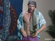 在丈夫身边与按摩师来一次激烈的中出做爱