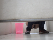 国内牛人潜入某商业大厦办公楼尾随漂亮妹子躲进厕所偷拍