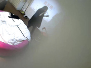 投影墙电视酒店年轻情侣激情肉战眼镜妹外表清纯干起来热情似火小伙经验丰富把妹子玩弄的娇喘呻吟欲仙欲死