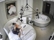 高档主题宾馆邋遢秃顶小领导大叔没刷牙不洗澡就急着想干情人圆床上翻来调去扛起腿插一插舔一舔各种搞还挺猛