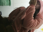 猪头厕拍系列之穿的萌萌哒的妹子和眼镜御姐，最后几个人好像被锁在厕所里面1080高清