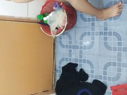 出租屋房东浴室偷放针孔摄像头偷窥个子不高的白嫩打工妹子洗澡