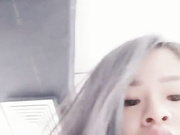 SAP女技师兼职某平台女主播一边工作一边偷拍给客人打飞机吹箫被摸奶子