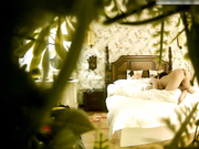 绿叶房年轻大学生情侣开房造爱闷骚眼镜美女身材苗条屁股翘皮肤光滑白嫩吃J8的样子很销魂叫床声给力对白有趣