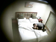 小旅店针孔TP像是一对偸情男女进屋就开始热吻缠绵男的口活不错把女的舔的无比销魂美女的奶子白又大