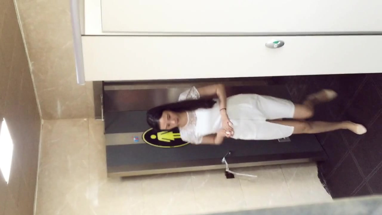 国内牛人潜入娱乐城电影院女厕偷窥白色连衣裙女神美眉尿很急姿势不是太美观