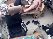 水滴摄像头监控偷拍这姐吃着大鸡巴是在用手机玩自拍么貌似开始就吃到了屌毛