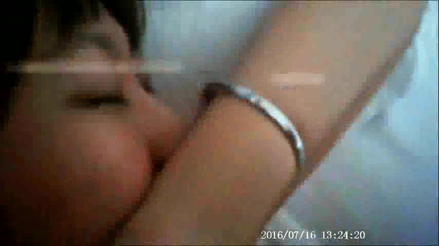 操瞒着男友出来援交的大学美女,刚就去就说：痛,受不了了,持久,比对象干的时间长！真操哭了,眼泪哗哗的流,坚持被