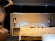 AV大神和朋友一起3P轮奸丰满漂亮的女社长,高挑性感,想着法的干,嘴里吃着鸡巴后面干着太刺激了,美女真耐操,完整版