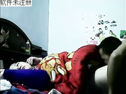 趴在小胖妞的双腿之间舔，兄弟你真有勇气