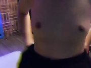 很是风骚女主播ktv开了间房 伴着嘈杂的音乐 直接秀起来了 也是会玩