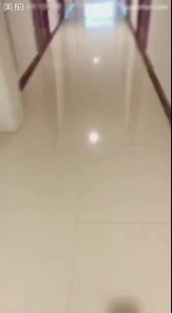 网红美女剧情演绎家教老师补习时趁美女父母不在趁机占便宜,发现穿的还是丁字裤性欲大增在客厅沙发上操了她!