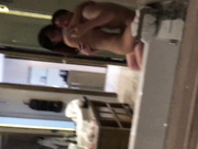 湖师大眼镜美眉和包养她干的干爹豪华酒店套房浴室啪啪，一边干一边手机自拍1080P高清