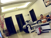 家庭摄像头被黑性欲旺盛大叔忍不住了边看电视边把还在月经期妻子内裤扒掉撕掉内裤上的卫生巾拿着屌就往里插