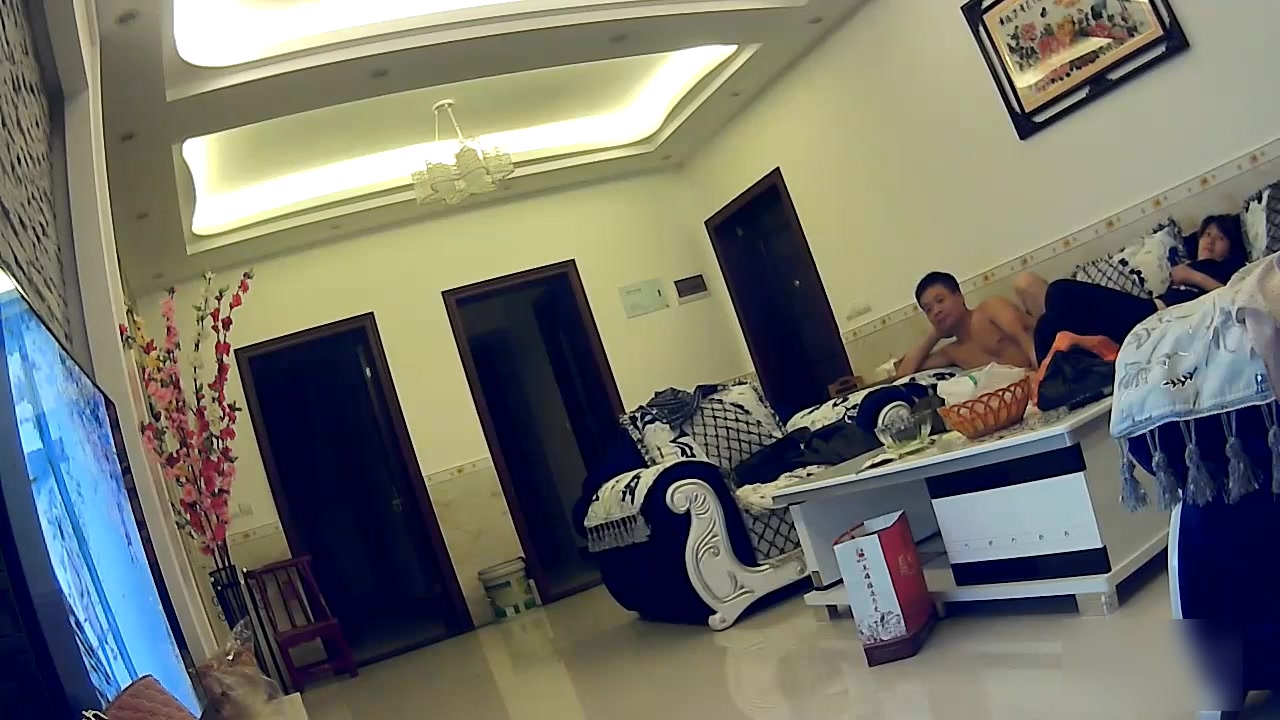 家庭摄像头被黑性欲旺盛大叔忍不住了边看电视边把还在月经期妻子内裤扒掉撕掉内裤上的卫生巾拿着屌就往里插