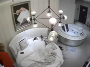 精品酒店豪华套房光头佬和情人开房偷情中午吃了大蒜妹子嫌他有臭味不愿和他干就强搞