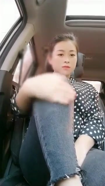 高颜值气质大胸美乳主播和司机网友开车到郊外直播,美胸嫩逼连司机都忍不住上手了.国语对白!