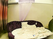 精品酒店情趣房偷拍两个社会小青年带着两个美女轮流在大床上啪啪感觉纹身哥特别猛