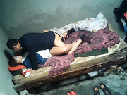 棚户区站街妹中年大叔挺幸运碰到一位脸蛋长得不错有几分气质的小姐貌似还是一个白虎馒头B