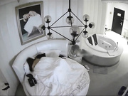 精品酒店气质短发大学美女和眼镜男情人正啪啪时男的突然接到女友电话,美女很亢奋自己扭动操,男的讲电话