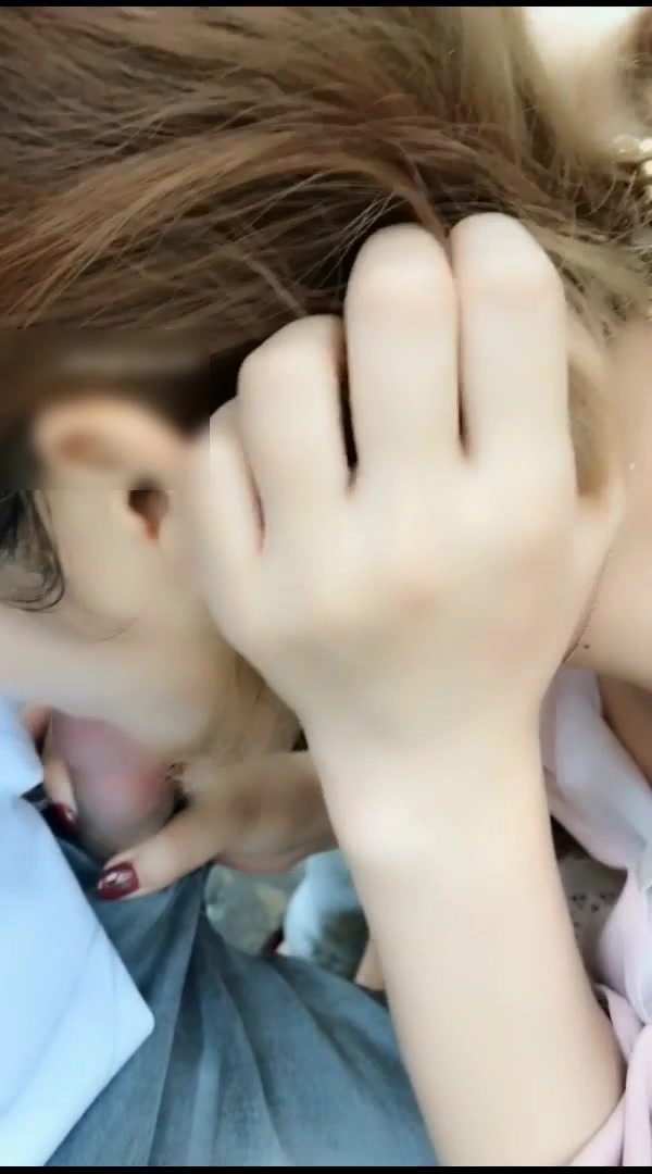 高颜值性感美女公园游玩时被好色男搭讪挑逗后在凉亭啪啪,旁边还有人坐在那里,说：快点操,用力干我.有人啊!