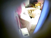 精品宾馆偷拍胸大漂亮的美女和男友偷偷开房时接到家人电话骗说在吃饭,被干哭了说：求求你,我不要了,你不爱我!