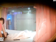 纱帐房偷拍到一对饥渴情侣开房 女主穿的内裤还是蕾丝的