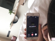 “你瞅我急尿不出来插到我子宫里了”对白刺激淫荡大学生援交美眉背着男友约炮边拿着肉棒边与男友通电话差点被发现