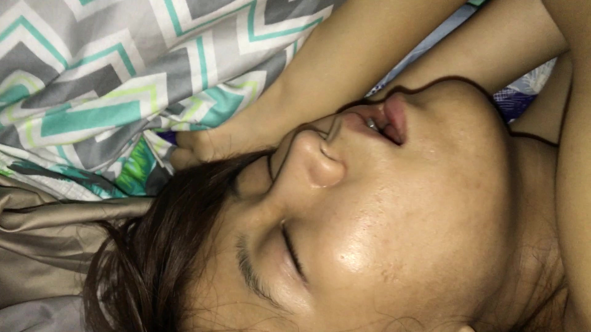 真实迷奸 4位销售人员全程露脸身材挺棒视频