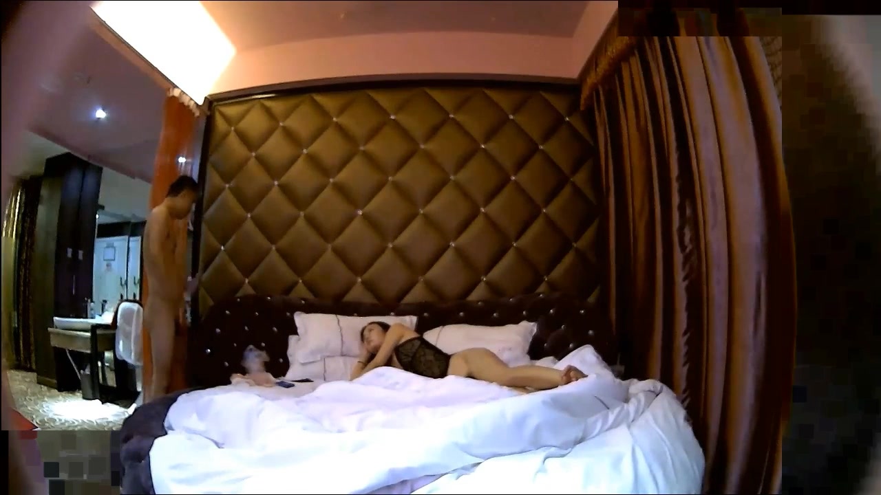 刚大学毕业的性感翘臀美女秘书和老板外地出差办完公事酒店床上办私事,干完一次没休息又拉过来肏,性感漂亮!