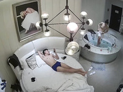 情趣酒店豪华房偷拍高素质情侣从床上干到浴缸还不过瘾站着扶着墙干