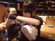 长得非常卡哇伊的小美女服务员 谈好了直接在餐厅里3P啪啪啪 眼睛很大身材娇小 被操得让人很怜惜