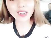 颜值不错的小骚逼被大哥接出来去啪啪，半路就受不了在桥下让她口交，直接射她一口浓精真刺激，骚逼特写自摸奶子