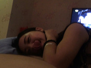 情趣玫瑰房女友穿鱼网连体内衣吃鸡巴 甜美的笑容骑上来好想射