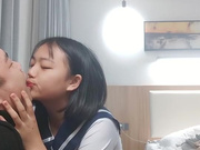 年轻小嫩妹学生灵儿直播大秀 学生服激情口交啪啪 十分诱人