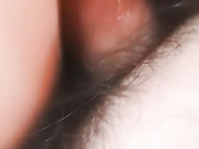 真实直播肛交，小骚逼有点胖胖的先看逼，然后再讲怎么肛交，撅着屁股抹着润滑插进去很痛的，后入激情感觉不错