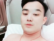 帅气直播男为冲砖豪华套房一次约了2位良家楼凤美少妇玩一龙二凤,边操边直播场面淫荡不堪.国语!