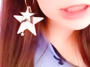 粉嫩萝莉安其拉全程露脸情趣旗袍装大奶子很圆润，带耳坠的女人看着就骚，道具抽插骚逼情趣手扶椅很有激情