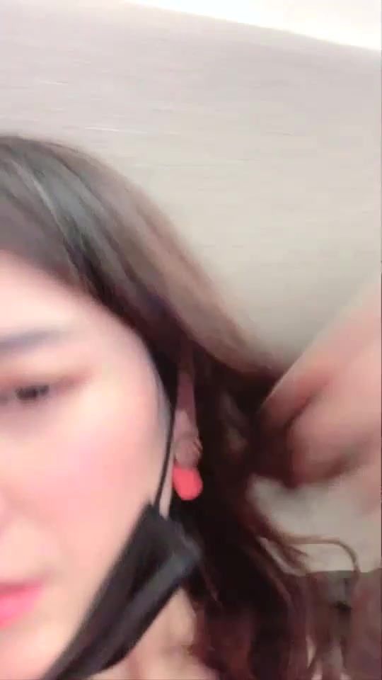 颜值不错美少妇楼道双人啪啪 再回到房间两女一男上位骑乘轮流抽插大力猛操 很是诱惑喜欢不要错过