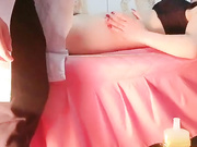 女性私密按摩偷拍-颜值身材很不错的性感美少妇被男技师连摸带按摩弄得欲火难耐受不了掏出他的鸡巴求操,干完后又口暴