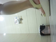 长发及腰的气质美女穿连体群上厕所 光脱个衣服都要半天时间