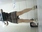 长发及腰的气质美女穿连体群上厕所 光脱个衣服都要半天时间