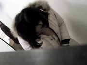 偷拍万达商场里的美女们撒尿 红衣妹子貌似看到了镜头还很淡定的继续尿 厉害了我的姐