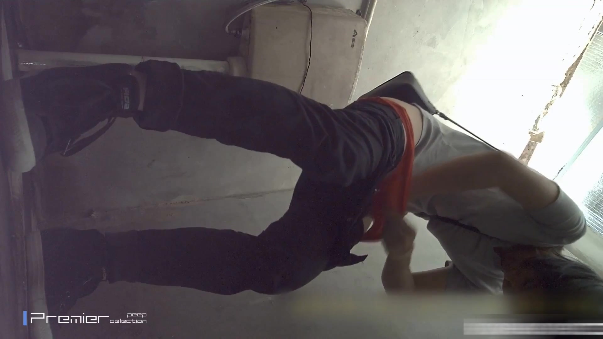 县城驾校简陋女厕偷拍学车的妹子上厕所嘘嘘第一个妹子貌似嘴里还吃着东西进厕所