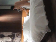 妖艳性感的气质美女秘书下班被公司总监带到酒店潜规则,身强体壮在床上操了一会后直接把美女抱起来边走边操,太刺激了