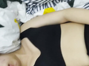 清纯水嫩的大学美女被猥琐眼镜男带回出租屋用超大振动棒搞得淫水直流后再狠狠抽插,这种玩法迟早要被操坏!