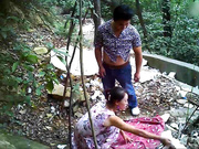 小树林野战系列颜值还不错的连衣裙小姐在这么恶劣的环境下居然玩了几个经典的招式哥的几十块花的太值了