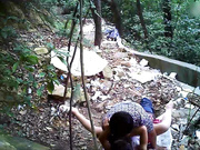 小树林野战系列颜值还不错的连衣裙小姐在这么恶劣的环境下居然玩了几个经典的招式哥的几十块花的太值了